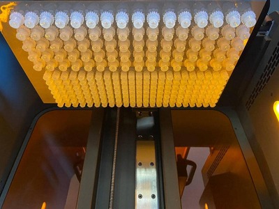 Платформа SLA 3D-принтера Formlabs с партией печатных изделий на заказ