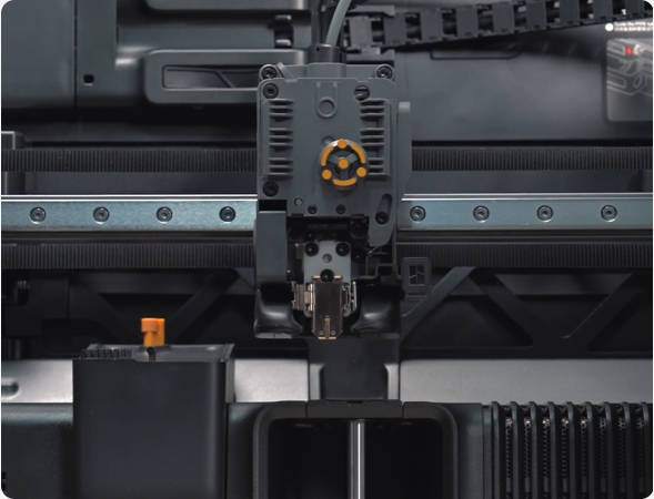 Bambu Lab H2S Combo, имеющий быстросменное сопло без инструментов для легкого обслуживания.