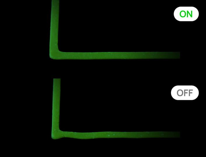 Процесс работы 3D-принтера с активной компенсацией вибраций, обеспечивающий стабильную и качественную печать.