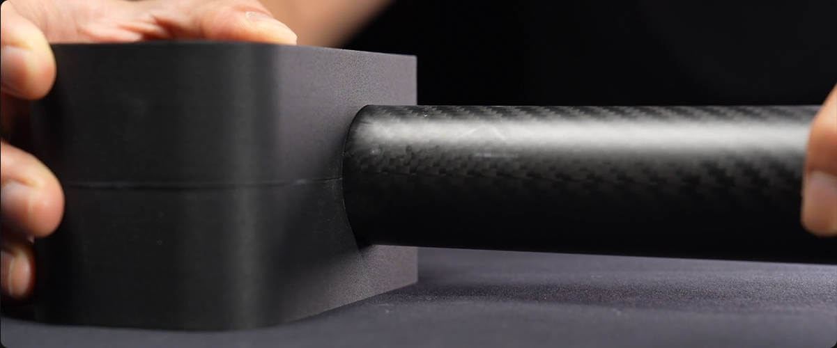 Крупний план надрукованого 3D-об'єкта, що демонструє точні розміри отворів