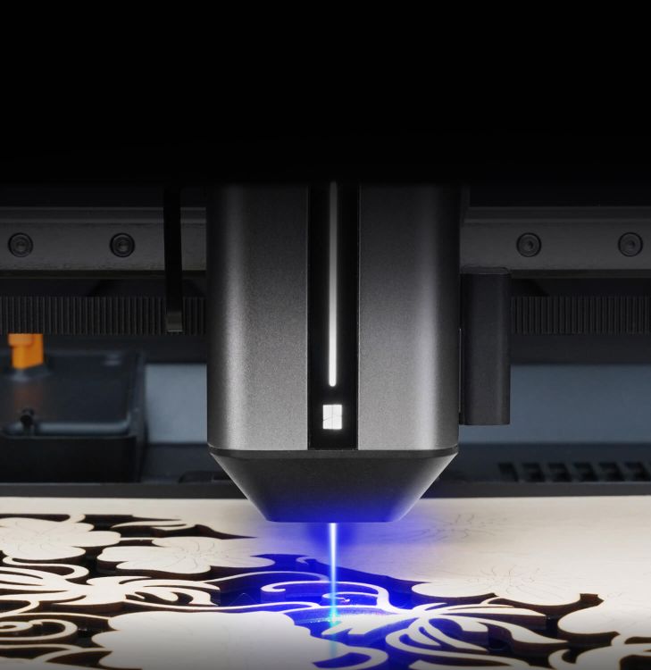 Лазерний модуль потужністю 10 Вт на інструментальній головці, готовий до гравірування