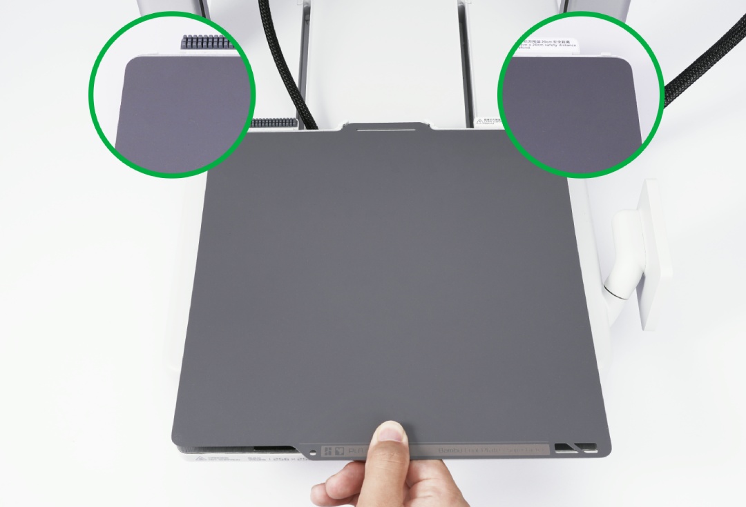 Перший крок встановлення: суміщення пластини SuperTack з фіксуючими точками на платформі 3D принтера Bambu Lab