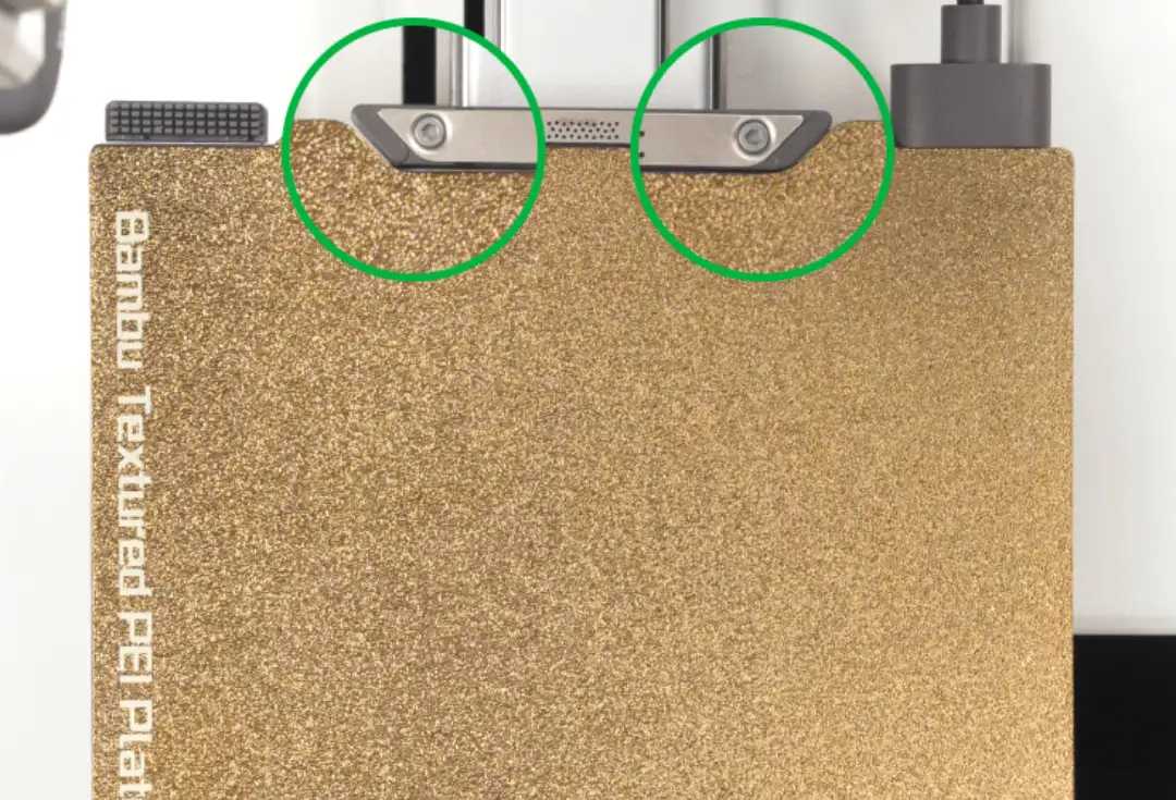 Інструкція з позиціонування золотистої гнучкої пластини Bambu Lab Textured PEI Plate A1 mini на магнітній платформі 3D-принтера за допомогою фіксуючих точок.