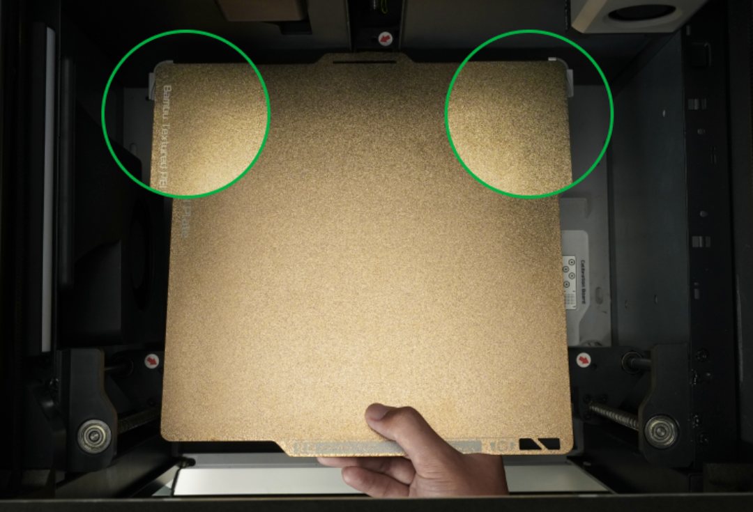 Процес вирівнювання текстурованої PEI пластини Bambu Lab розміром 256x256 мм із фіксуючими точками магнітної платформи на принтерах серій X1, P1 та A1.