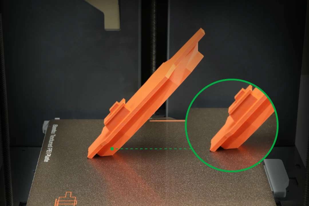 Помаранчева 3D-модель військового корабля, надрукована під нахилом на золотистій текстурованій поверхні Bambu Lab Textured PEI Plate A1 mini, що демонструє екстремальне зчеплення.