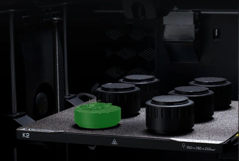 Обнаружение сбоев печати с помощью ИИ на Creality K2 Combo. Скриншот камеры ИИ, показывающий обнаружение сбоя печати (экструзия типа 'спагетти').