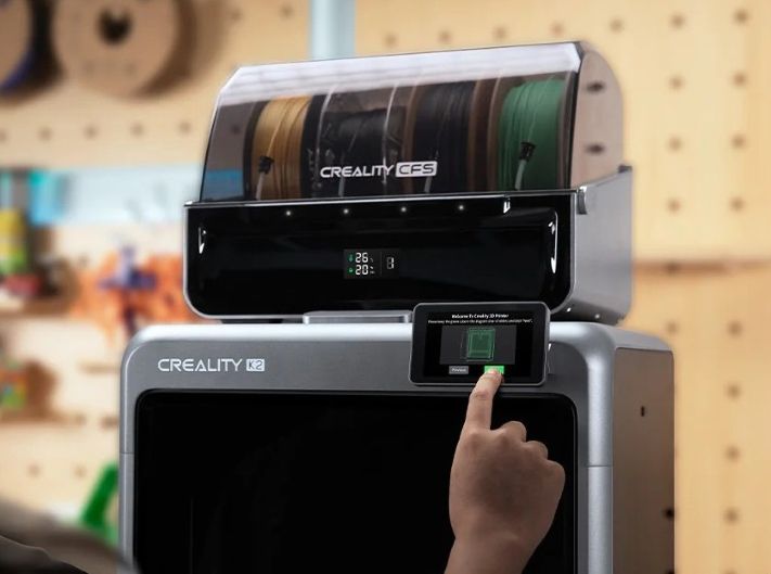 Бесперебойный опыт из коробки с Creality K2 Combo. Принтер готов к использованию с удобным руководством по запуску на сенсорном экране.