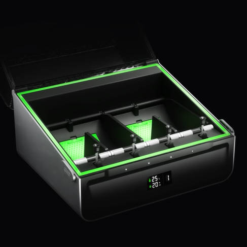 Влагостойкое хранение филамента на Creality K2 Pro. Крупный план герметичного, влагостойкого отсека для хранения филамента с осушителями.