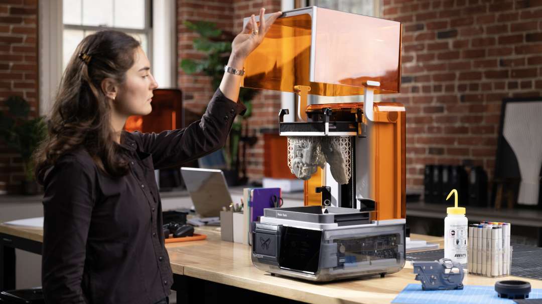 Working with resin 3D printer Formlabs Form Studio 1 Flex Graphite: user opening the lid