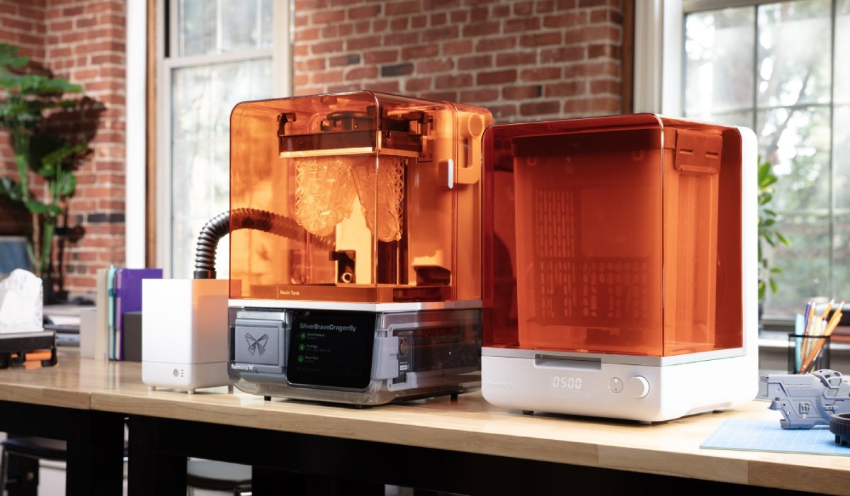 Formlabs VOC Extractor - a compact external air filtration system connected to the Formlabs SLA 3D printer