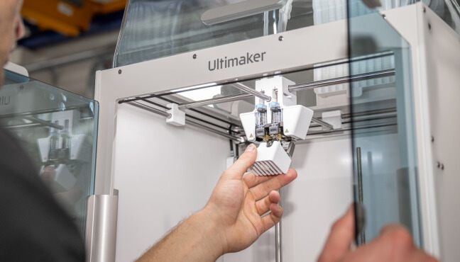 Крупный план двойных высокопоточных печатающих модулей UltiMaker S8 Secure.