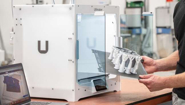 3D-печатная модель сгибается с магнитной рабочей платформы S8 Secure.