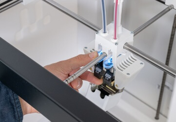 Прочная рама UltiMaker S8 Secure, символизирующая его долгосрочную надежность.