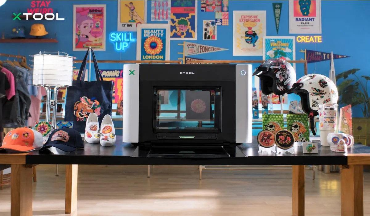 xTool O1 Omni Single UV and examples of full-colour printing on souvenirs, accessories, footwear, and helmets